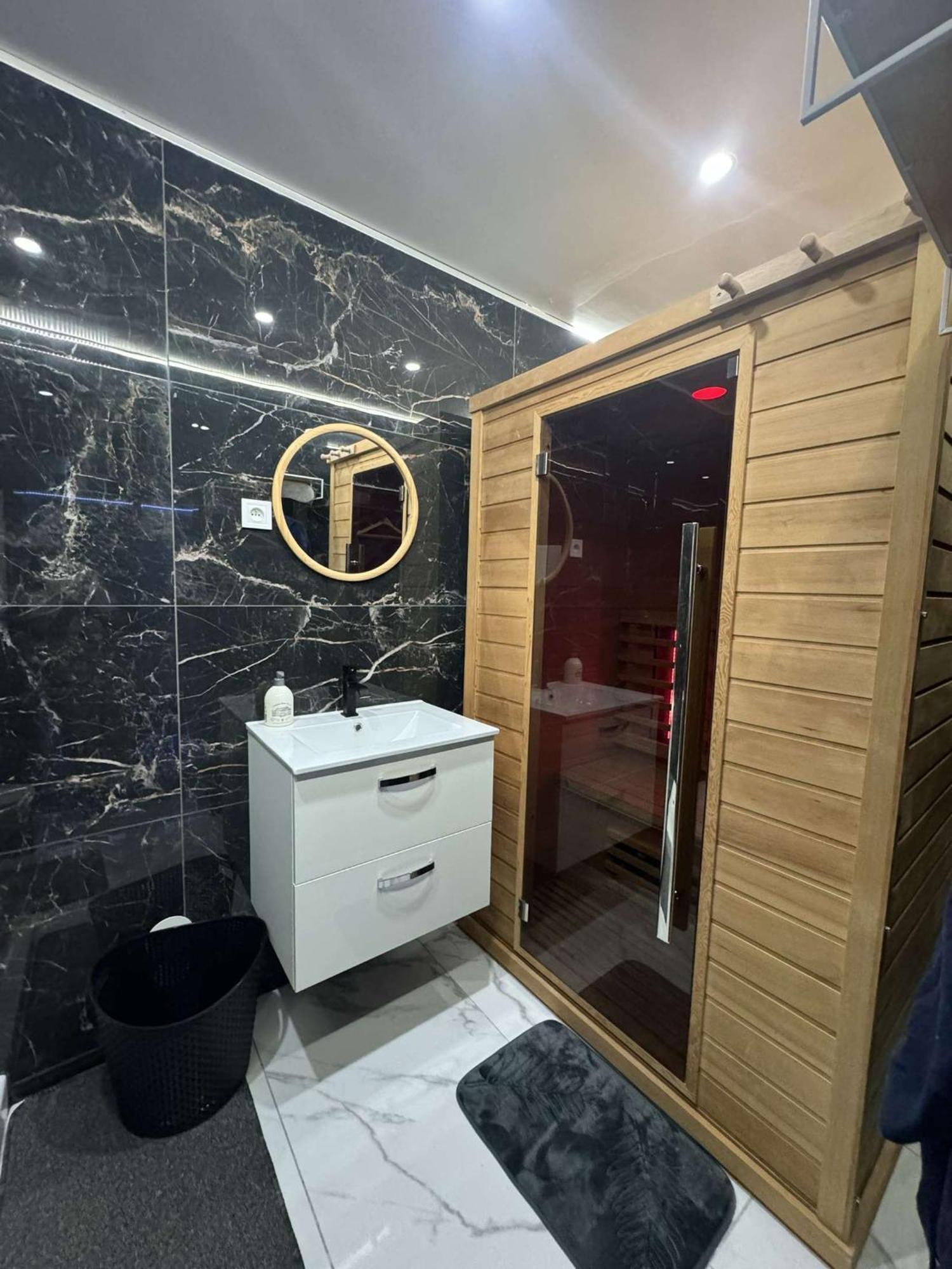 Suite Gold By L Amaryllis I Jacuzzi & Sauna Prive I Centre Beziers Arrivee Autonome Exterior foto