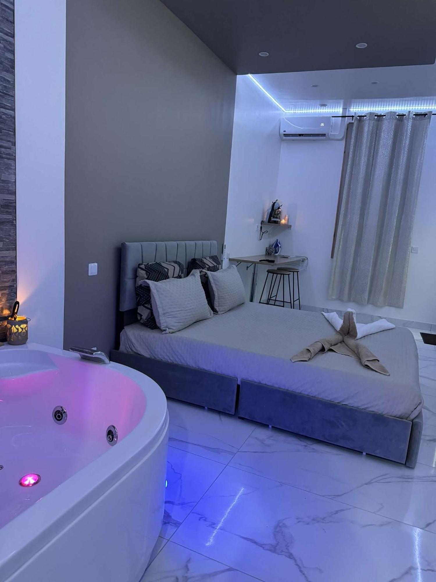 Suite Gold By L Amaryllis I Jacuzzi & Sauna Prive I Centre Beziers Arrivee Autonome Exterior foto