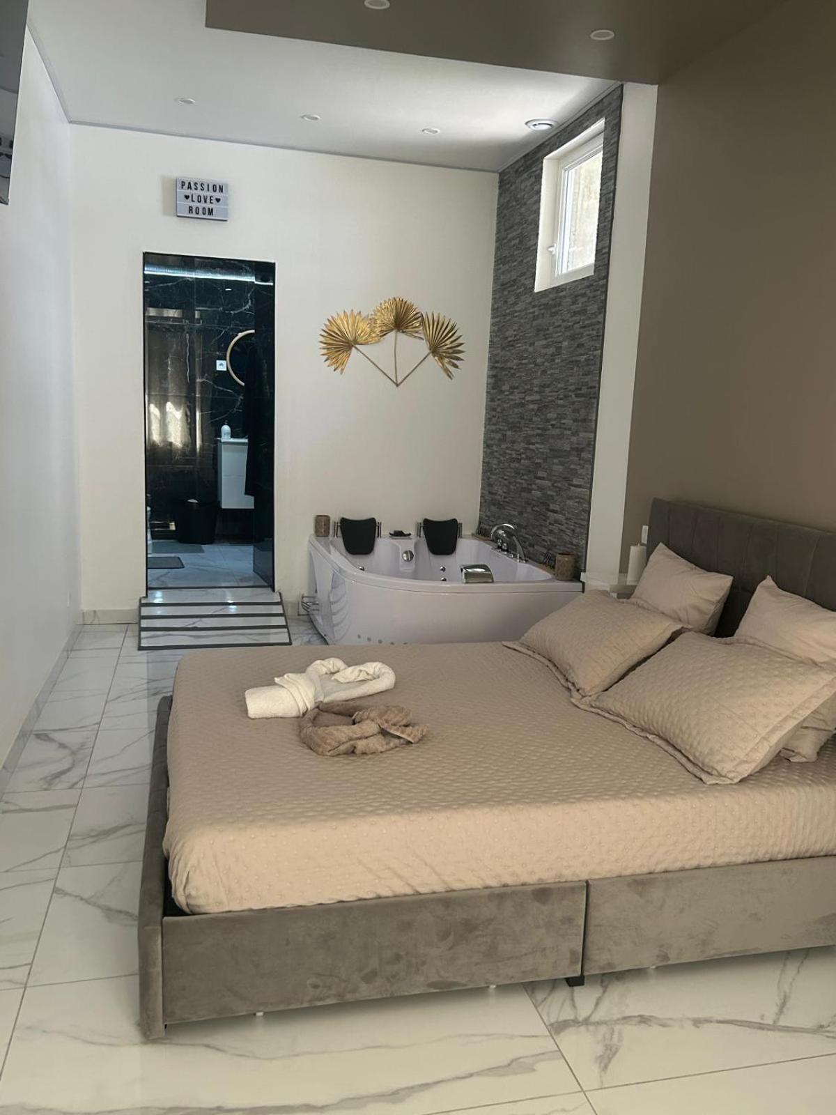 Suite Gold By L Amaryllis I Jacuzzi & Sauna Prive I Centre Beziers Arrivee Autonome Exterior foto